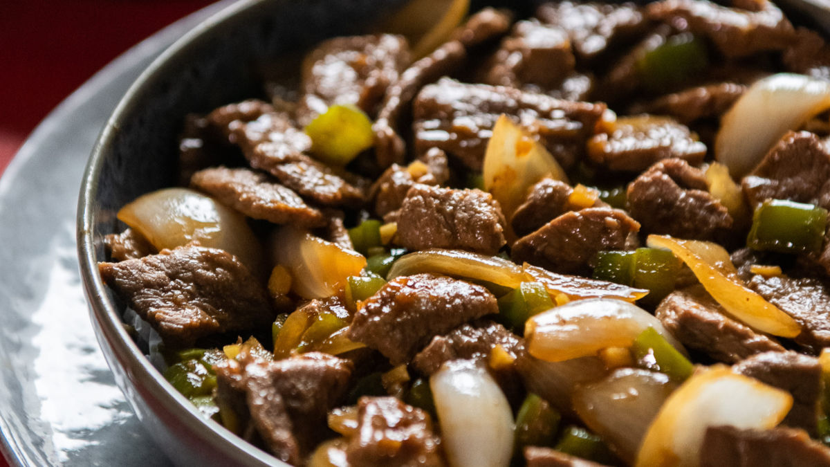 Fígado de frango frito ou assado com cebola e molho folhas de