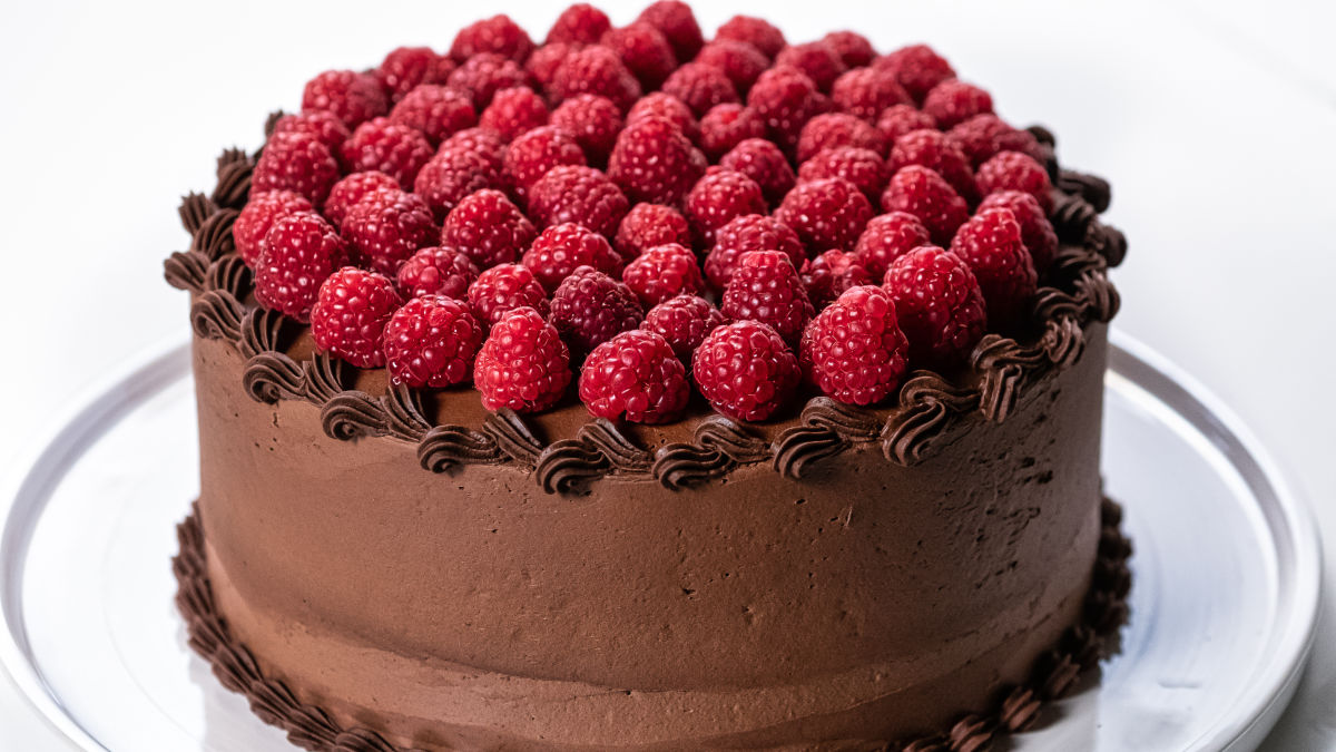 Bolo de chocolate com café na massa e ganache de caramelo