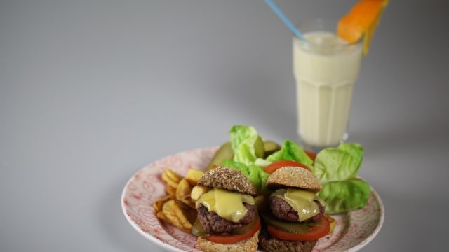 Mini hambúrgueres com batatas fritas e batido de laranja