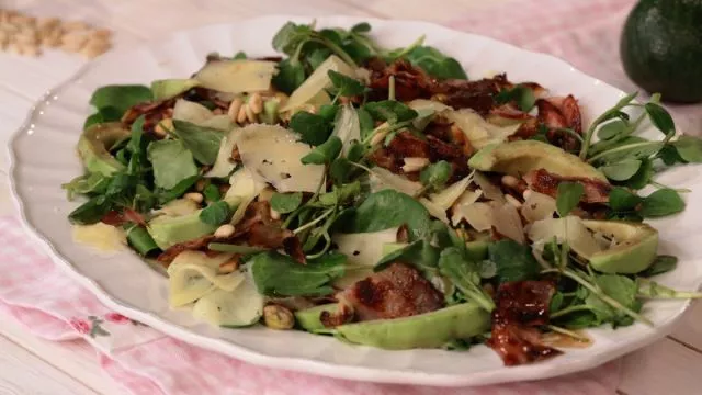 Salada de Bacon, Abacate e Pinhões