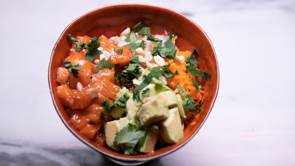 Saiba como fazer poke, prato com salmão e arroz; veja receita