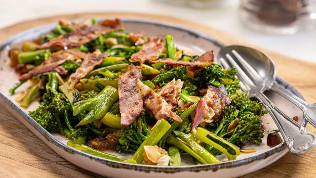 Salada de Brócolos, Bacon e Tâmaras