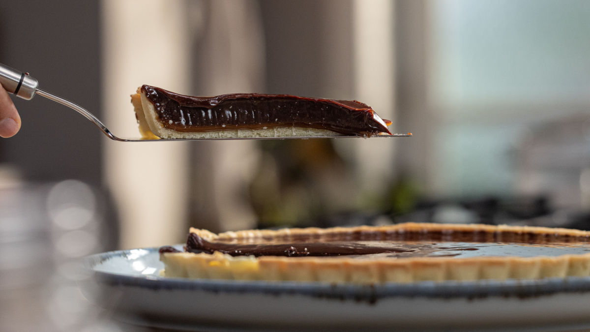 Bolo de chocolate com café na massa e ganache de caramelo