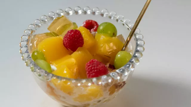 Gelatina de Fruta com Fruta Fresca e Iogurte