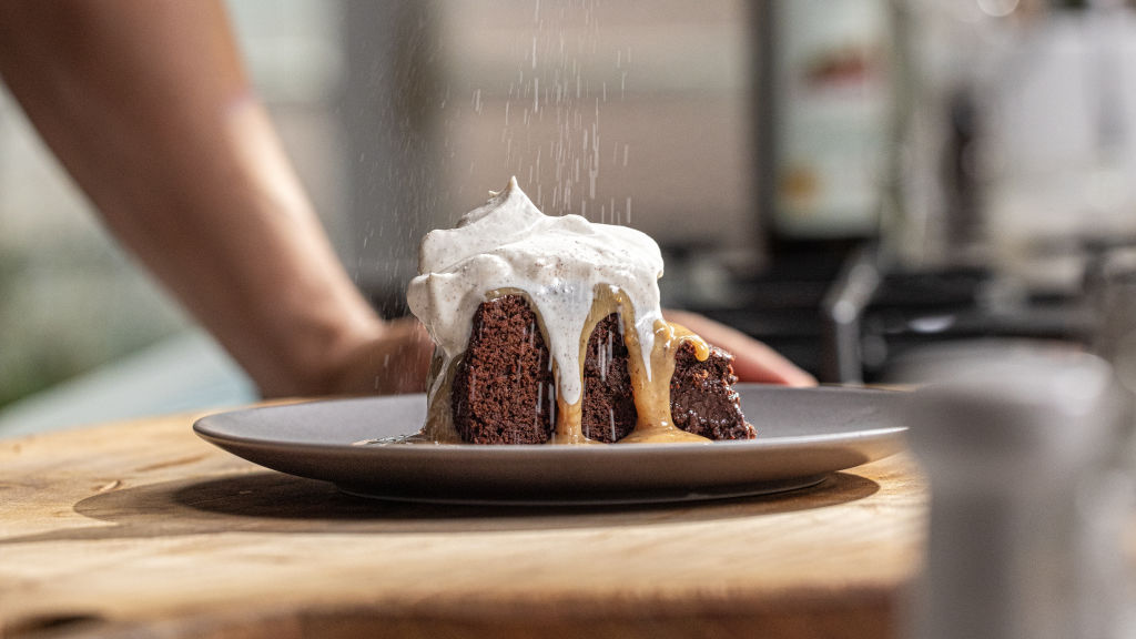 bolo decorado com chantilly e ganache de chocolate