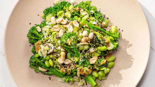 Salada de Brócolos com Molho de Amendoim